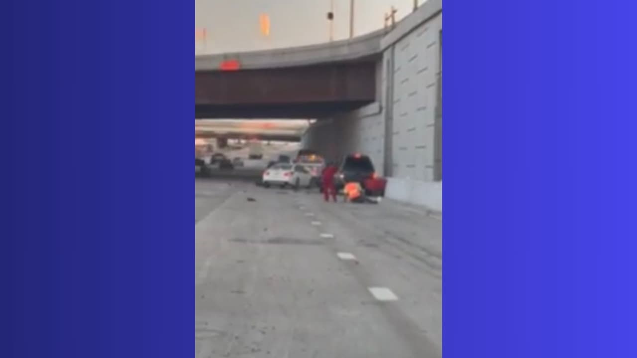 El
<b>sujeto de naranja es un empleado de TXDOT, a quien el sospechoso le quitó su auto y luego lo atropello en más de una ocasión. </b>En uno de los videos se observa que el empleado logra librar uno de los atropellos al quedar tras un muro de contención. La mujer de rojo, una enfermera, bajó de su auto para auxiliar al trabajador de TXDOT.