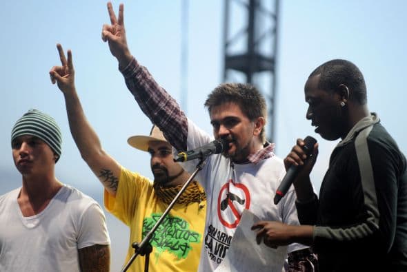 Vistiendo una camiseta blanca y acompañado siempre de su inseparable guitarra, Juanes señaló "que el problema de las comunas está tomando una dimensión incalculable" y que de no ponerle atención a este delicado tema se va a "salir de las manos".