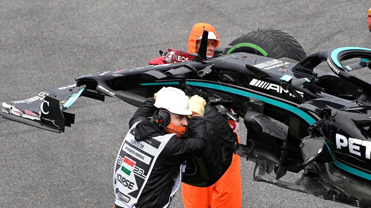 Esteban Ocon es campeón del Gran Premio de Hungría. La carrera se vio accidentada y detenida con bandera roja cuando Bottas se deslizó hacia la parte trasera del McLaren de Norris, quien se inclinó hacia el auto de Verstappen, y Bottas se estrelló contra el segundo Red Bull de Sergio Pérez. Stroll intentó zambullirse por el interior en la curva 1, pero golpeó el Ferrari de Charles Leclerc, que a su vez chocó contra Ricciardo. Vettel fue segundo y Hamilton consiguió la tercera posición.