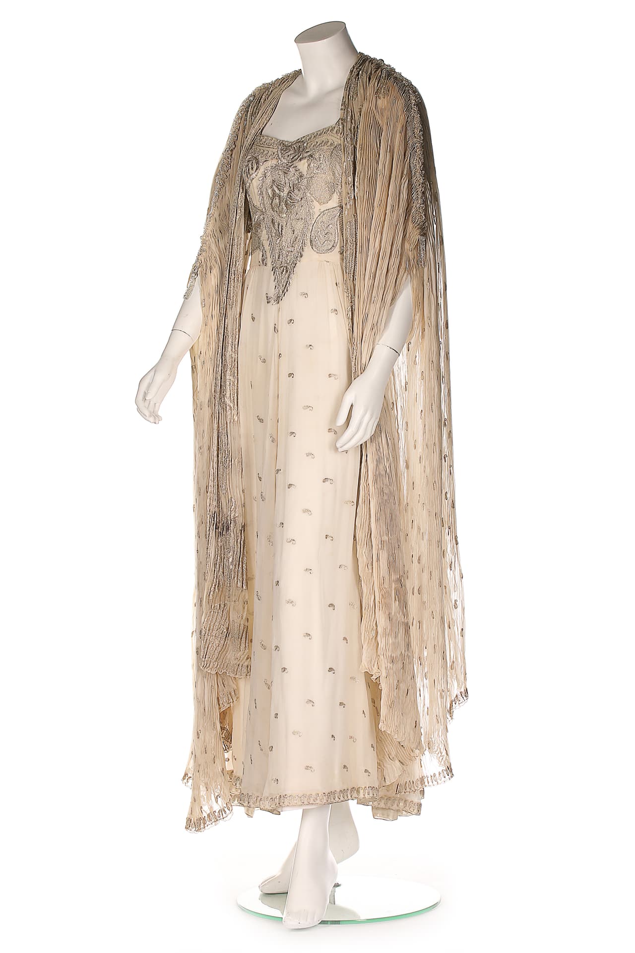 Valorado en unos 
<b>3,000 dólares</b>, este vestido de gasa de marfil con una estola de flecos de la diseñadora Thea Porter recoge algo de ese temperamento intrépido que caracterizó a la princesa Margarita, una de las primeras 'royals' en divorciarse.