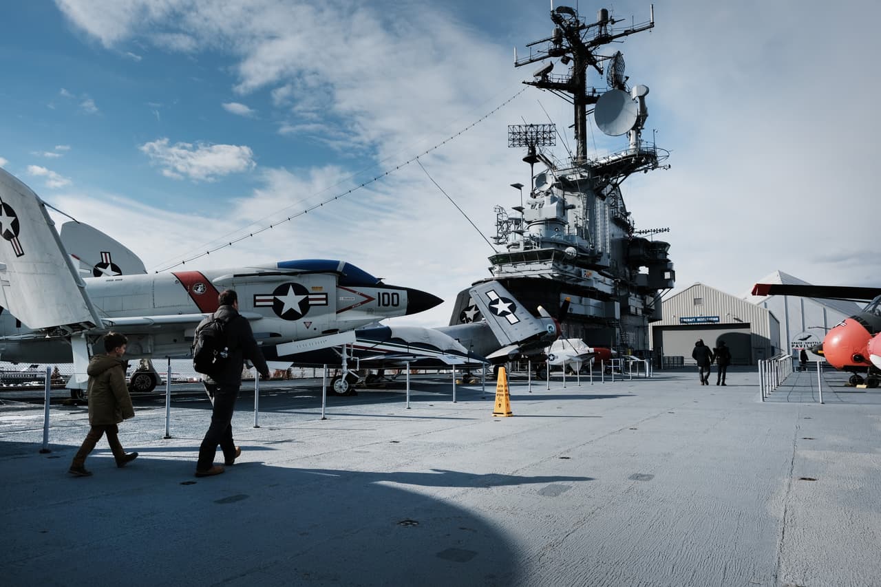 Este museo permite a los visitantes conocer el portaaviones Intrepid, donde se realizó la ceremonia de conmemoración.