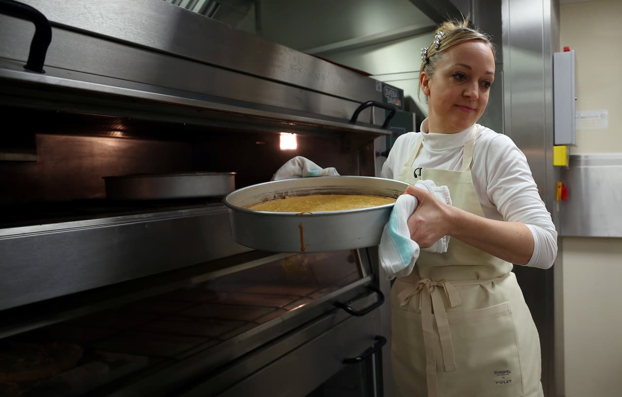 Ya está listo el
<b><a href="https://www.univision.com/entretenimiento/cambio-de-plan-el-principe-harry-y-meghan-markle-quieren-que-su-pastel-de-bodas-sepa-a-limon-fotos">pastel de bodas</a></b> que disfrutarán el sábado los invitados al enlace del príncipe Harry y su prometida, Meghan Markle.