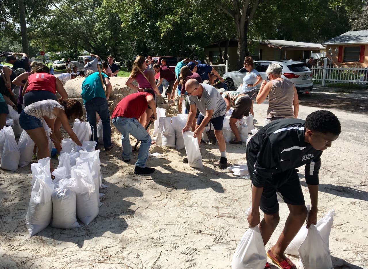 En San Petersburgo, en la costa oeste del golfo de Florida, muchos se preparan para el posible paso del huracán.