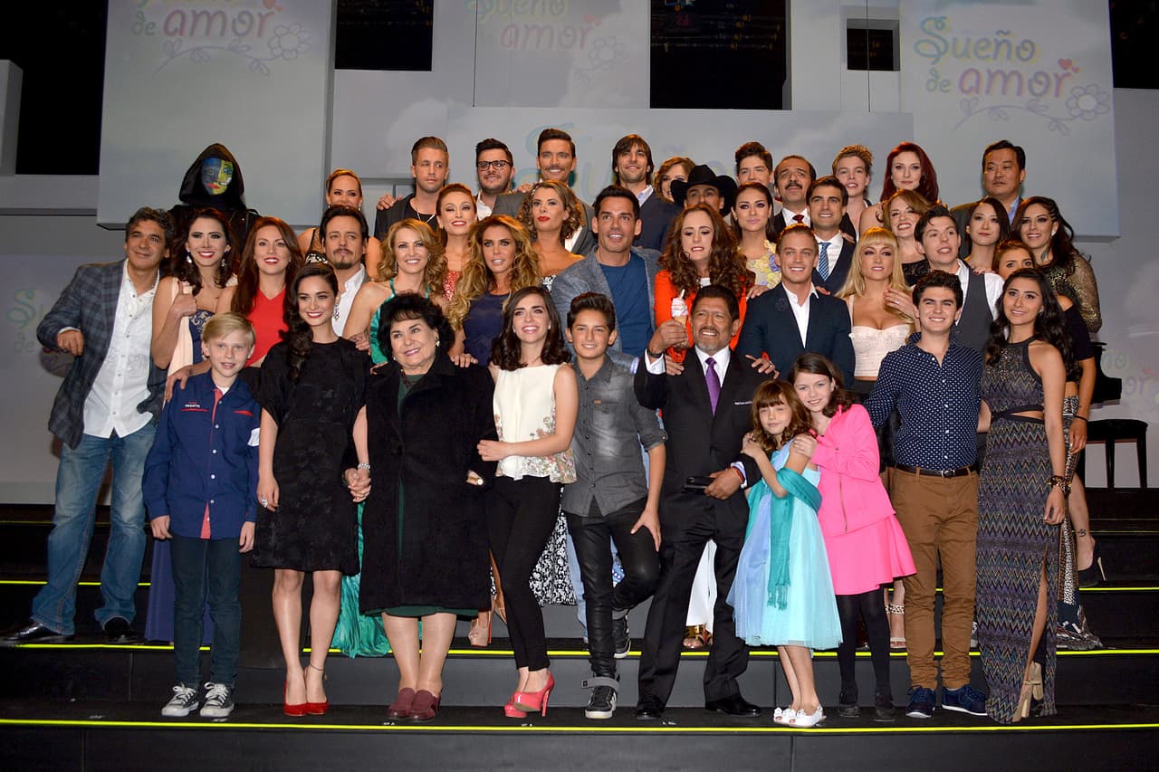 Juan Osorio presentó a todo el elenco de la telenovela ante los medios de comunicación.
