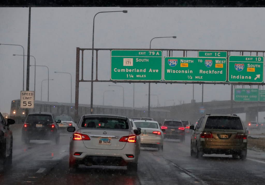 Alerta de tornado y tormentas severas provocan retrasos en aeropuertos de Chicago