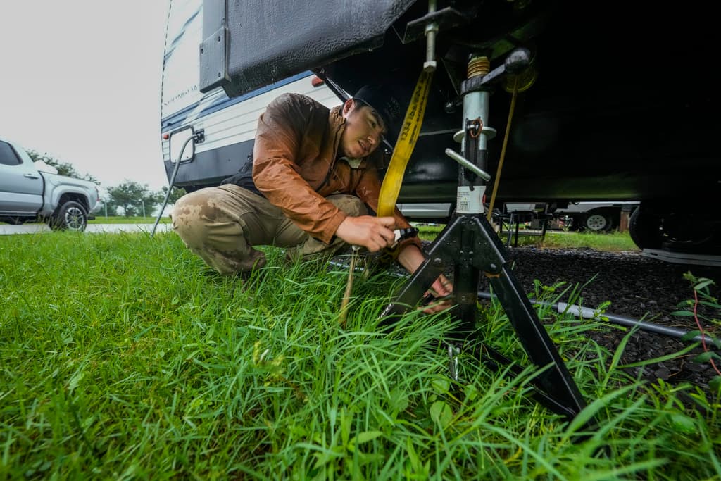 Luis Morfin asegura su tráiler previo a la llegada del huracán Francine, el miércoles 11 de septiembre de 2024, en Morgan City, Luisiana. (AP Foto/Gerald Herbert)