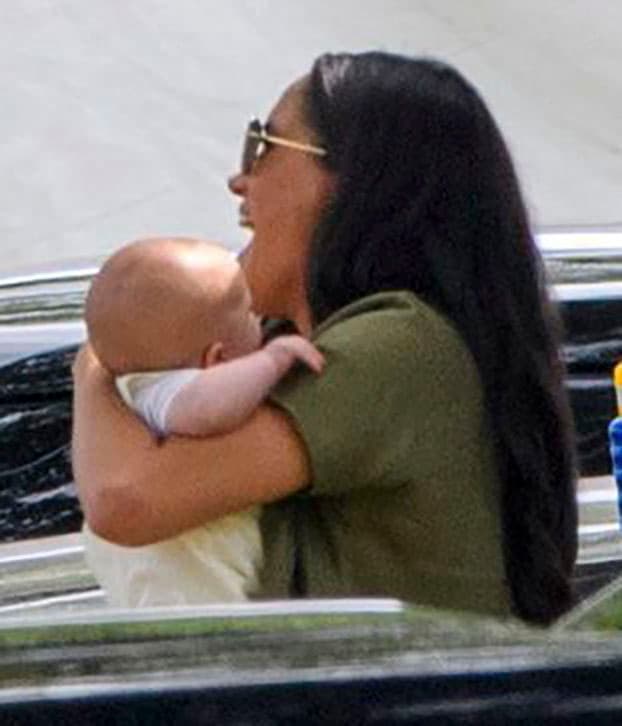 El pasado miércoles 10 de julio las duquesas también compartieron otro evento, estuvieron en un
<b><a href="https://www.univision.com/famosos/asi-fue-el-primer-acto-publico-de-archie-en-brazos-de-meghan-y-fue-para-apoyar-a-su-papa-harry-fotos">torneo benéfico de polo </a></b>en el que participaron los príncipes Harry y William.