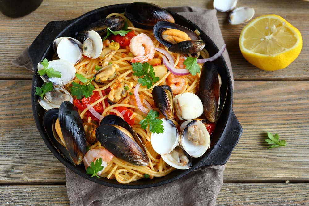 Espaguetis con mejillones al vapor Con estos mejillones cargará su baja cantidad de vitaminas B y cambiará de parecer sobre el lado oscuro de la vida.
