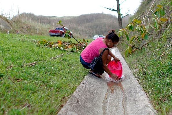 Los pobladores de Corozal, aprovechan el agua que corre naturalemente al borde de las montañas.
