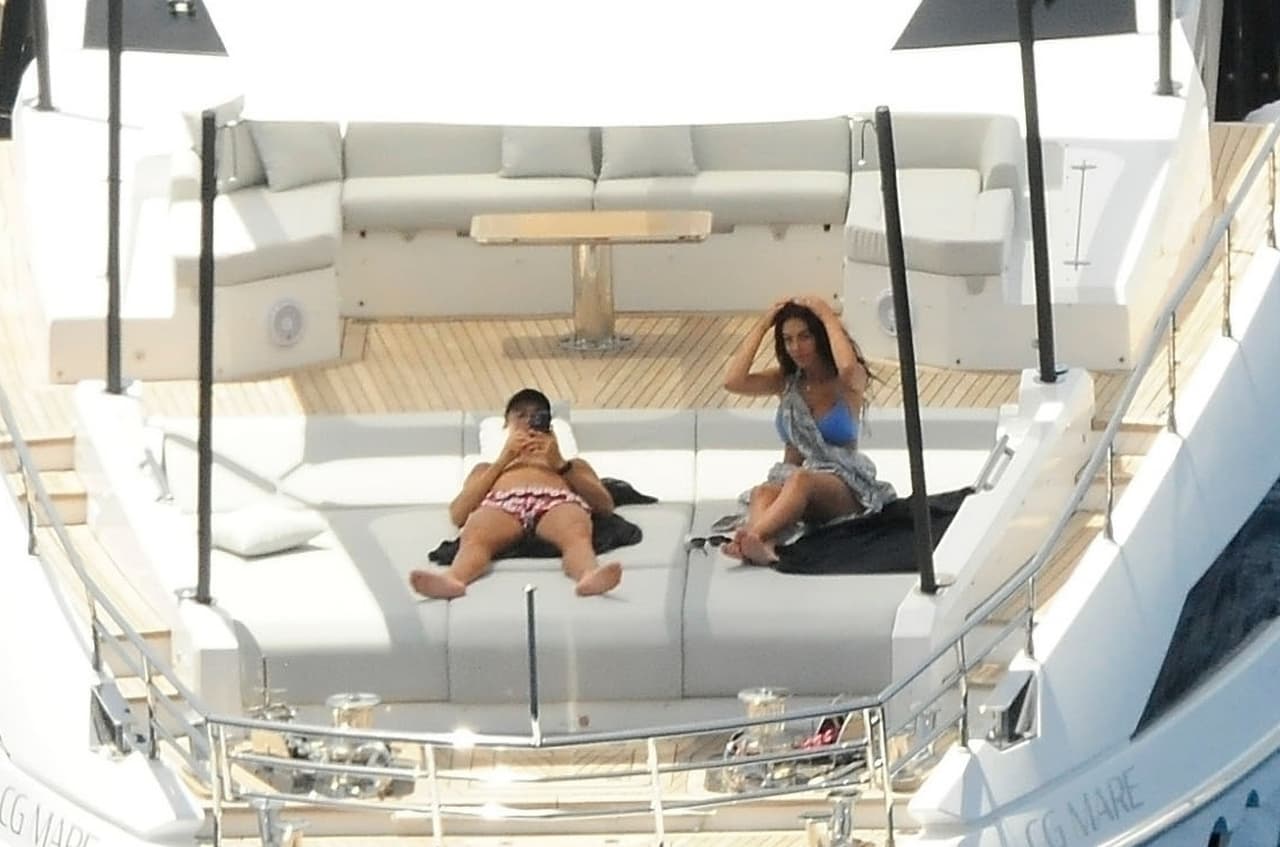 Georgina Rodríguez disfrutó de las vistas de la costa española mientras se asoleba. 
<br>