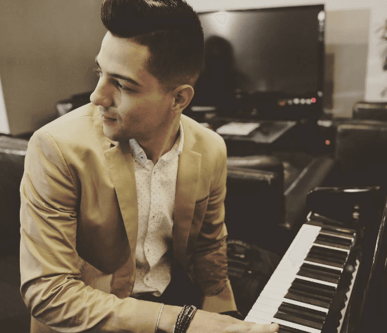 Muchas personas comenzaron a comentarle que cantaba muy bien.