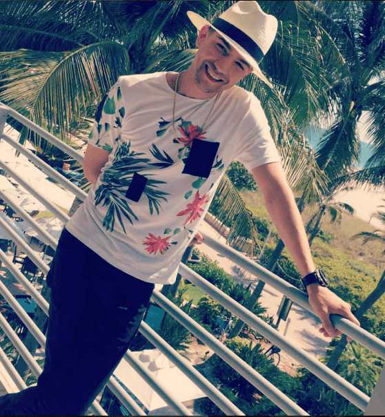 La vida del cantante cambió por completo después de que subió un video a internet, donde estaba cantando en el ring.