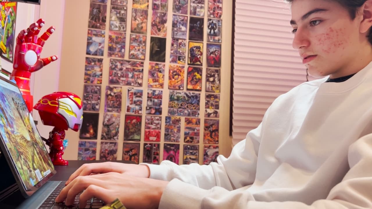 En su cuarto rodeado se inspira para escribir sus historias, asegura que después de El Guerrero Jaguar vienen muchas más.