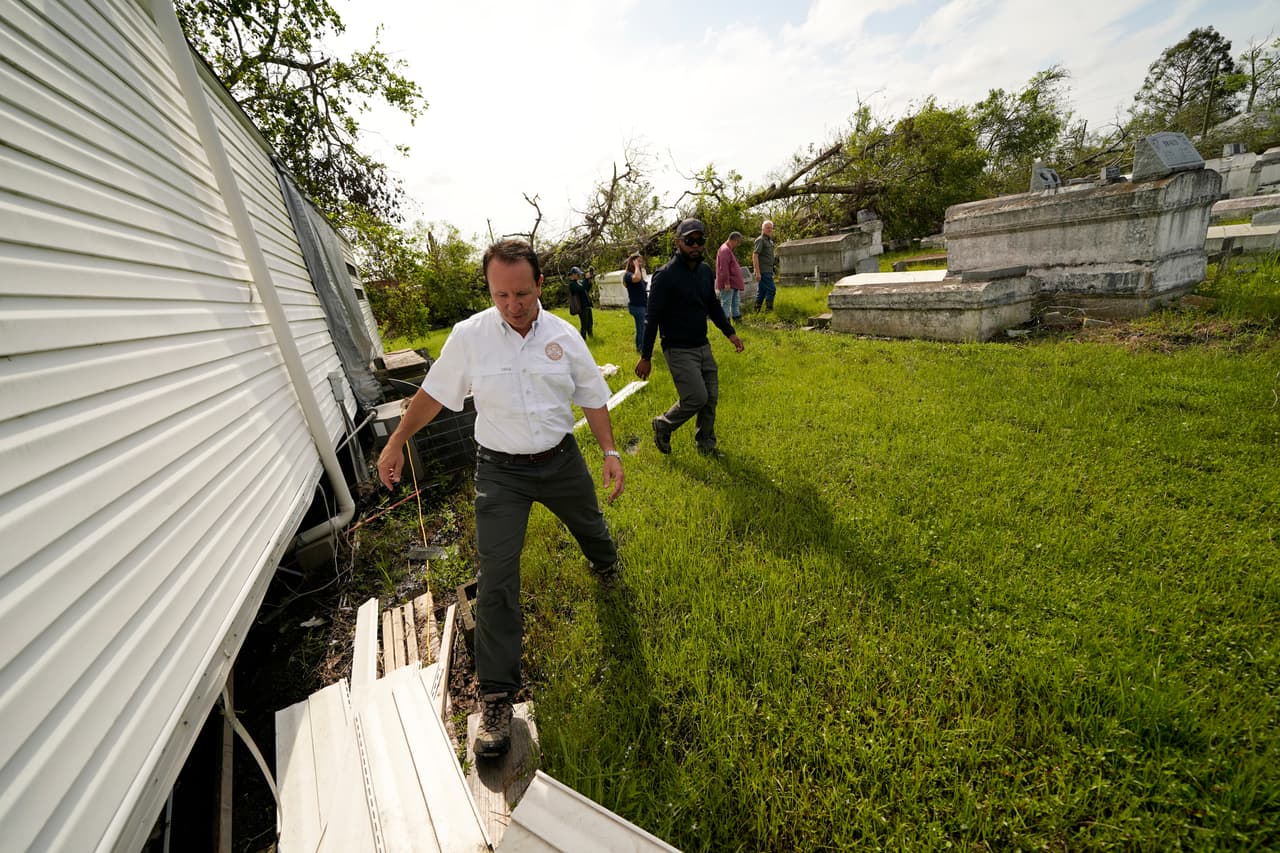 El fiscal general de Louisiana, Jeff Landry, recorre un cementerio en LaPlace, Louisiana, uno de los panteones afectados en la región. El gobierno del estado ha colaborado en las tareas para devolver los cuerpos a sus sitios de descanso.