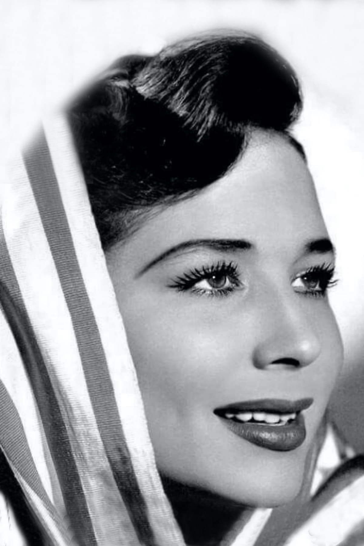 Hay quienes dicen que 
<a href="https://www.univision.com/galavision/premios-juventud-2021-15-datos-curiosos-de-angela-aguilar-fotos">la joven Aguilar</a> comparte algunos rasgos con su abuela y que se parece a ella en su juventud.