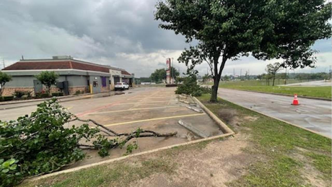 El tornado hizo volar dos árboles, carritos de supermercado y escombros.