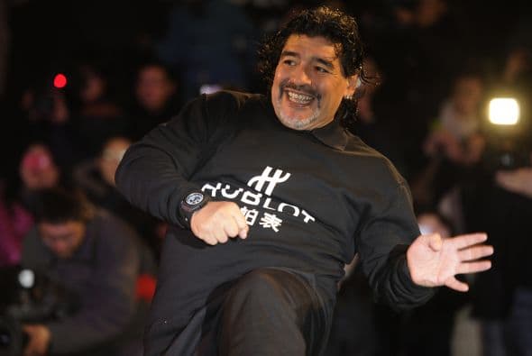 En 2010 la Guardia de Finanzas italiana confiscó a Maradona unos pendientes que llevaba puestos y luego fueron subastados por 25,000 euros ($33 mil), esto como un intento de recuperar la deuda.