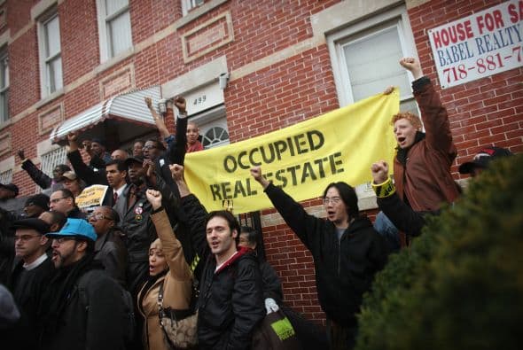 Los diversos desalojos que han vivido miembros del movimiento Ocupemos Wall Street han provocado que los manifestantes se muden a casas en ejecución hipotecaria para continuar mostrando sus inconformidades.