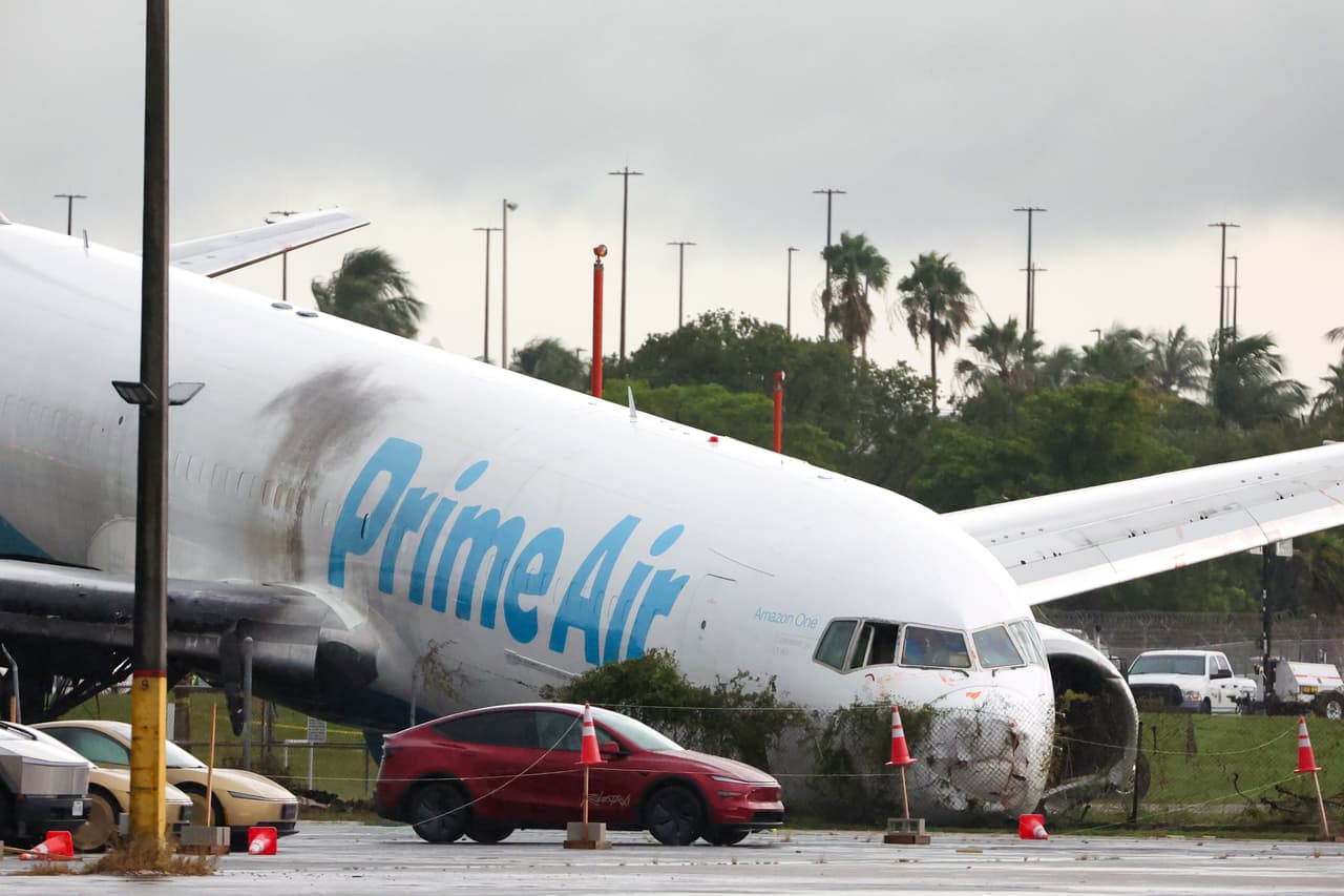 Durante más de dos décadas, este avión fue utilizado para transportar pasajeros, pero 
<b>en 2015 fue convertido en avión de carga,</b> registra Flightradar24.