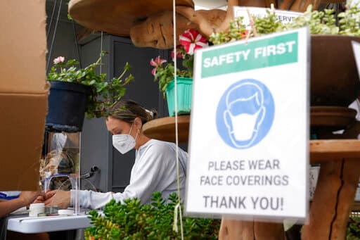 Fred Jones, abogado de la Federación Profesional de Belleza de California, dijo que si bien algunas peluquerías y salones de belleza están listos para reabrir al aire libre, muchos de los 53,000 miembros de la federación tendrán problemas para encontrar el espacio apropiado u obtener alojamiento de sus propietarios, aseguradores o vecinos.