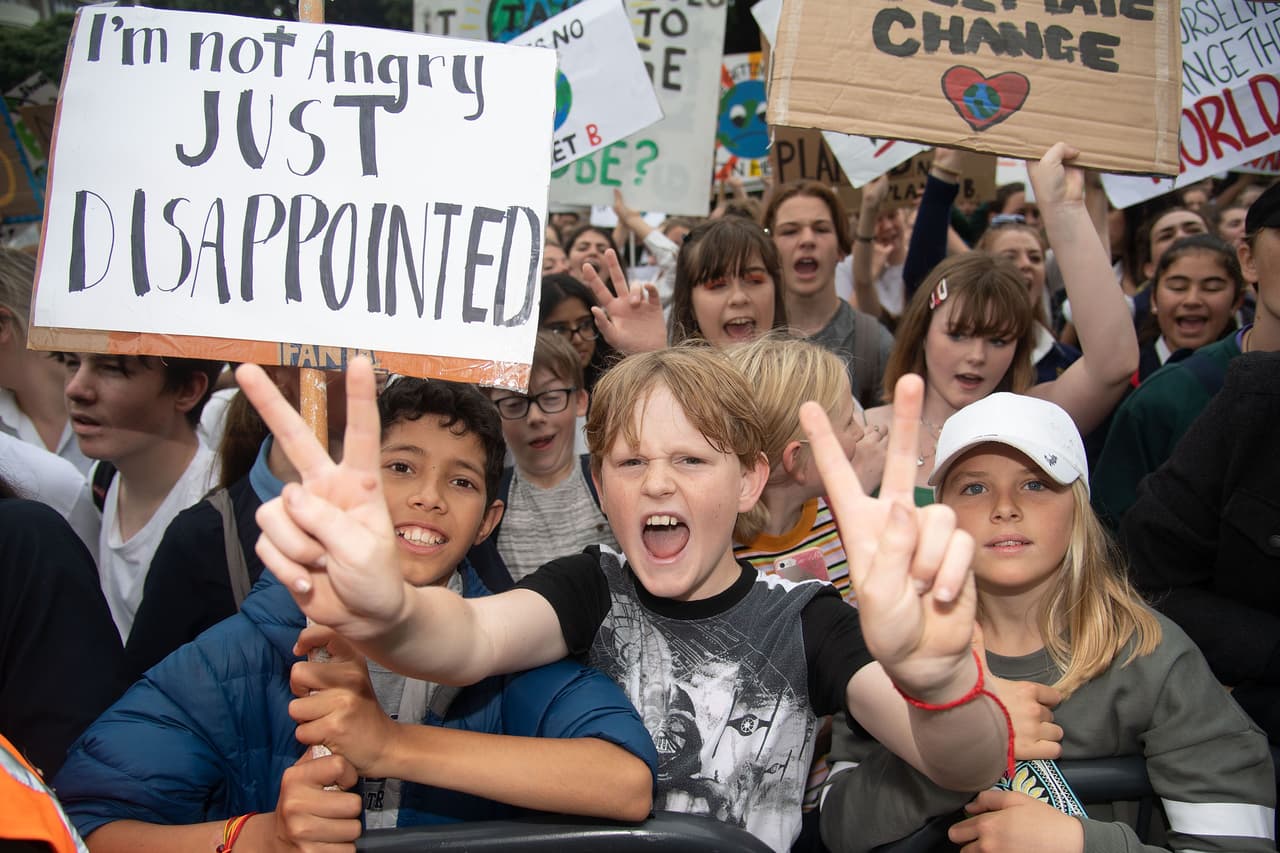 <b>Wellington, Nueva Zelanda.</b>"No estoy molesto, estoy decepcionado", se leyó uno de los carteles hecho a mano y llevado por un estudiante en esa ciudad. Otro cartel llevaba escrito: "el cambio climático es peor que Voldemort", en referencia al malvado mago en los muy populares libros y películas de Harry Potter.