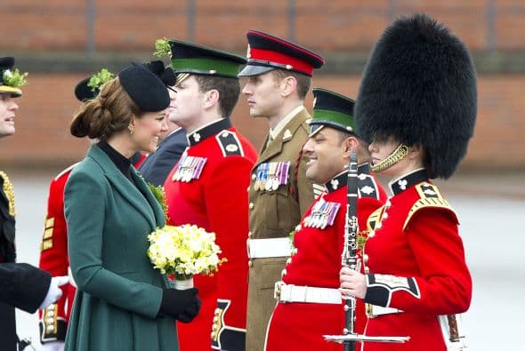 Asistió a un desfile militar del Batallón de la Guardia Irlandesa en la Base Militar de Mons.