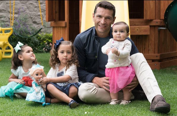 Desde mayo de 2018 se comenzó a rumorar que la actriz estaba embarazada, pero en ese momento todavía no podía confirmar la noticia. Aquella ocasión admitió que, junto con Martín, sí estaba en busca de un hermanito para sus tres hijas, en entrevista para 
<a href="https://www.lasestrellas.tv/espectaculos-1/famosos-1/jacqueline-bracamontes-desmiente-embarazo-varon-hijas" target="_blank">Hoy</a>.