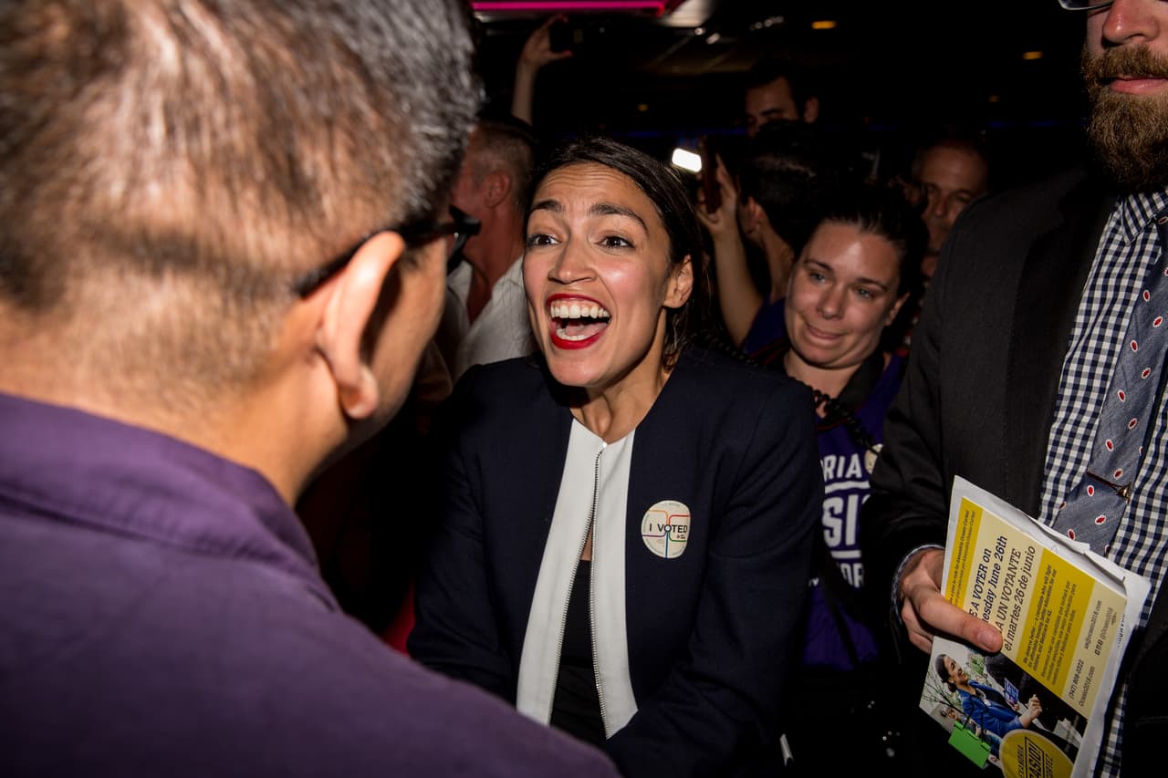 Ocasio-Cortes pertenece al grupo Demócratas Socialistas de Estados Unidos y celebró con sus partidarios en El Bronx, que junto a Queens forma parte del distrito 14 de Nueva York.
