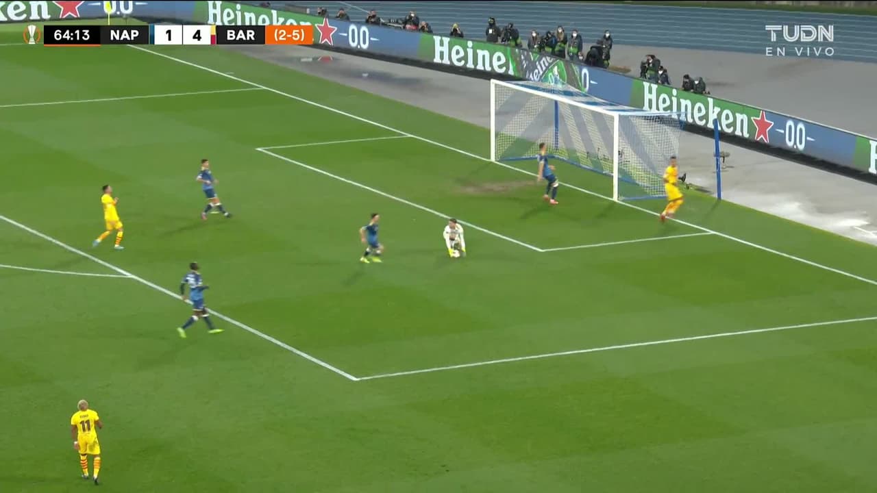 ¡TIRO ATAJADO! disparo por Pierre-Emerick Aubameyang.