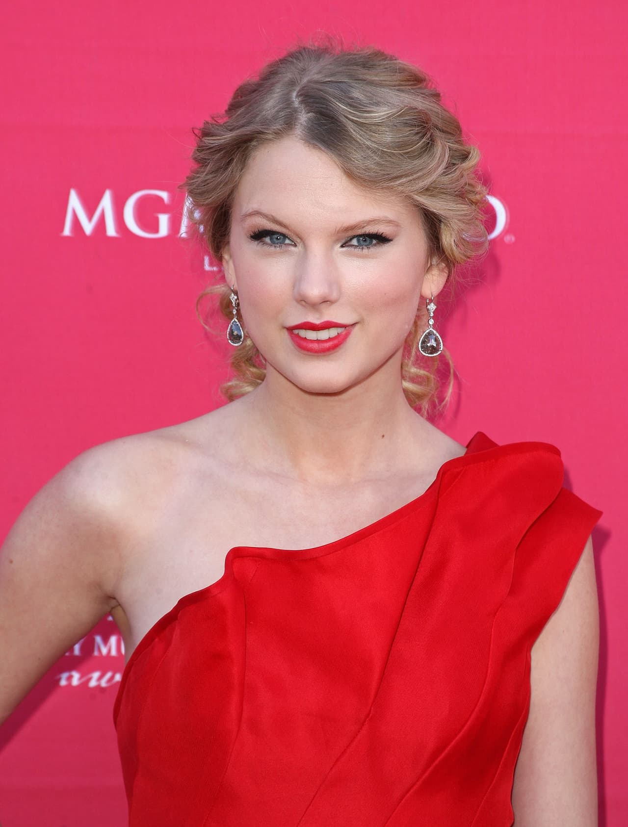 En 2009, con 19 años Taylor empezaba a alejarse de los 
<i>looks</i> de adolescente para dejarse ver como una atractiva mujer que coordinaba el tono de sus labios con el rojo ardiente de su vestido. Así empezó la expansión de su conquista, que ya no sólo abarcaba a sus fans, sino a cualquiera que pudiera admirar su paso por la alfombra roja. En esta foto su belleza destaca gracias al 
<b>equilibrio perfecto que guarda —sobre su piel de porcelana— el ligero maquillaje de ojos y su imponente <i>red lipstick</i>.</b> Para entonces Swift comenzaba a darnos lecciones de estilo. 
<br>