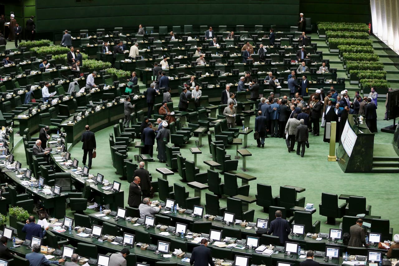 Parlamento iraní aprobó el pacto nuclear acordado con potencias mundiales