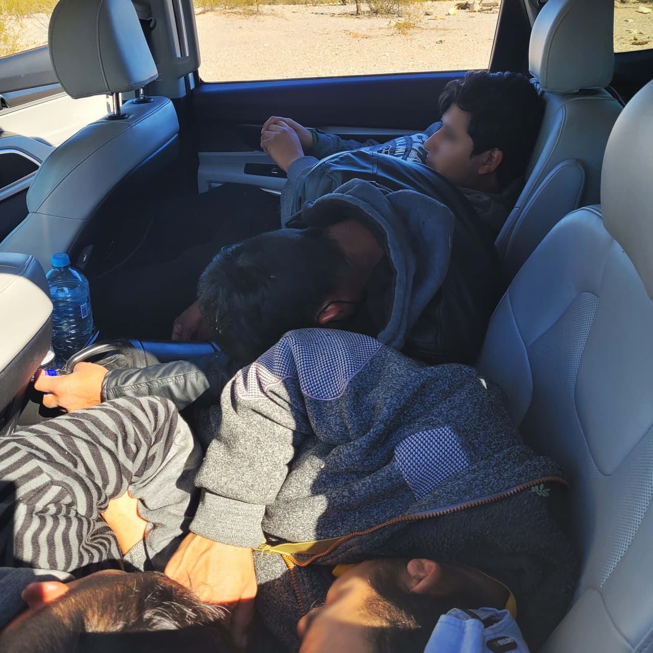 Hacinados. Así viajaban un grupo de inmigrantes cuando fueron detectados por la Patrulla Fronteriza.