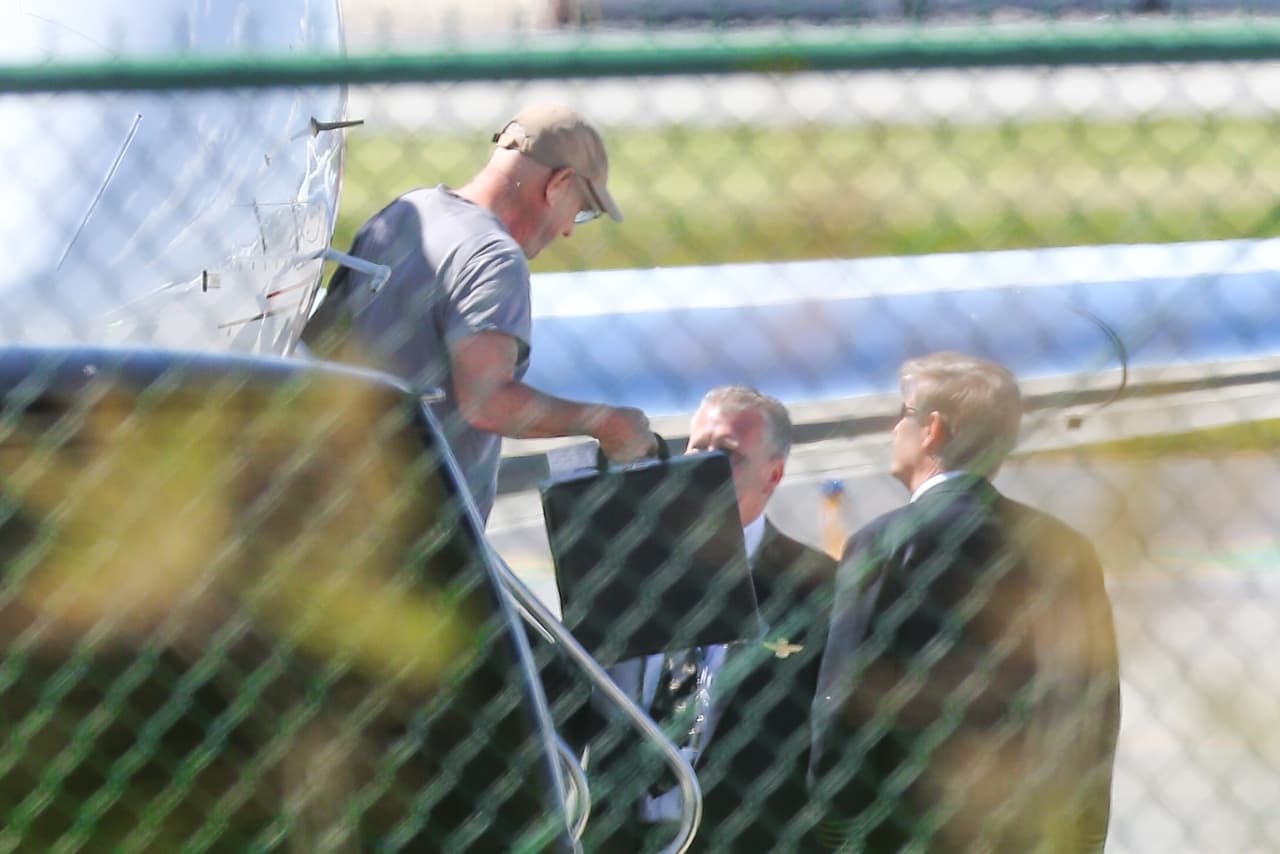 Mientras la comunidad hispana pide y manda sus mejores deseos a Ventura, el actor 
<b><a href="https://www.univision.com/radio/la-gozadera-show-new-york/tom-hanks-anuncio-que-el-y-su-esposa-estan-contagiados-con-el-covid-19-video" target="_blank">Tom Hanks y su esposa Rita Wilson</a> </b>arribaron el pasado viernes 27 a Los Ángeles luego de haber sido diagnosticados con el covid-19 en Australia. 
<br>