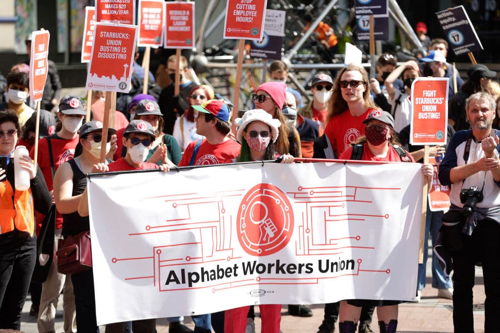 Doce de los 25 mejores salarios de trabajador medio en 2021 correspondieron a empresas tecnológicas, entre ellas 
<b>Alphabet</b>, de la que Google es filial. 
<b>El monto fue de $295,884</b>, un 8% más que en 2020.