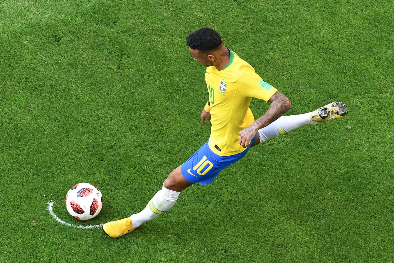 Después, Neymar cobró el tiro libre al minuto 39', pero su cobro se fue arriba del arco mexicano.