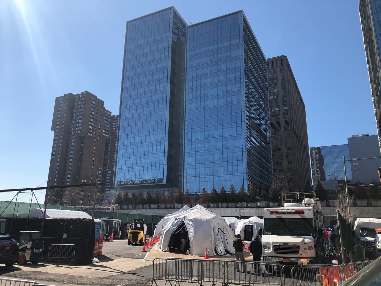 Las carpas gigantes y los grandes camiones refrigerados serían para acomodar a miles de cadáveres en caso de que las muertes por el covid-19 colapse el sistema de morgues de la ciudad.