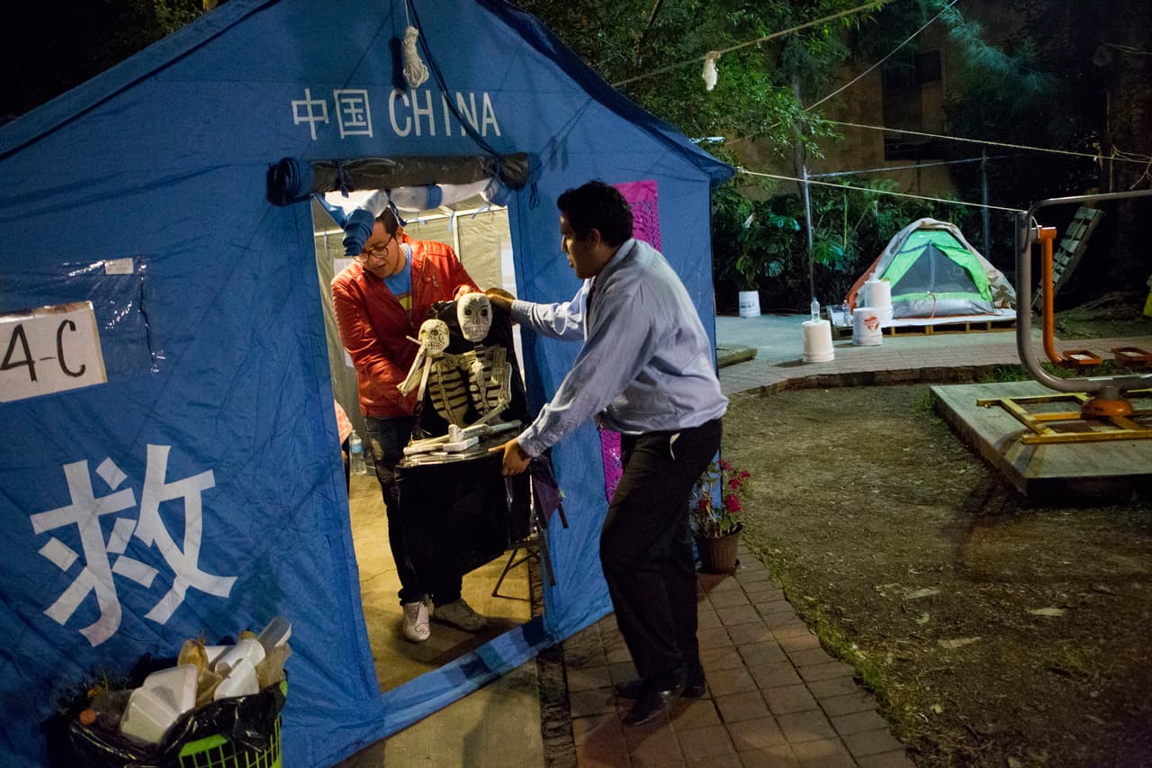 Vecinos continúan construyendo el altar por el Día de los Muertos en el parque infantil del edificio derrumbado en Tlalpan. Sólo un bloque de ese complejo de 10 edificios de clase humilde se derrumbó tras el terremoto donde murieron nueve personas.