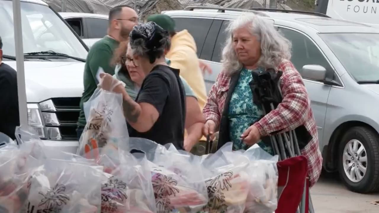 Donaciones y comida a bajo costo: familias afectadas por el cierre de gobierno reciben ayuda