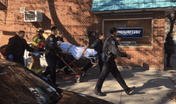 Rápidamente, el menor, identificado por los vecinos como Dylan, fue trasladado al hospital Elmurst, en Queens, donde lo atendieron por heridas leves.