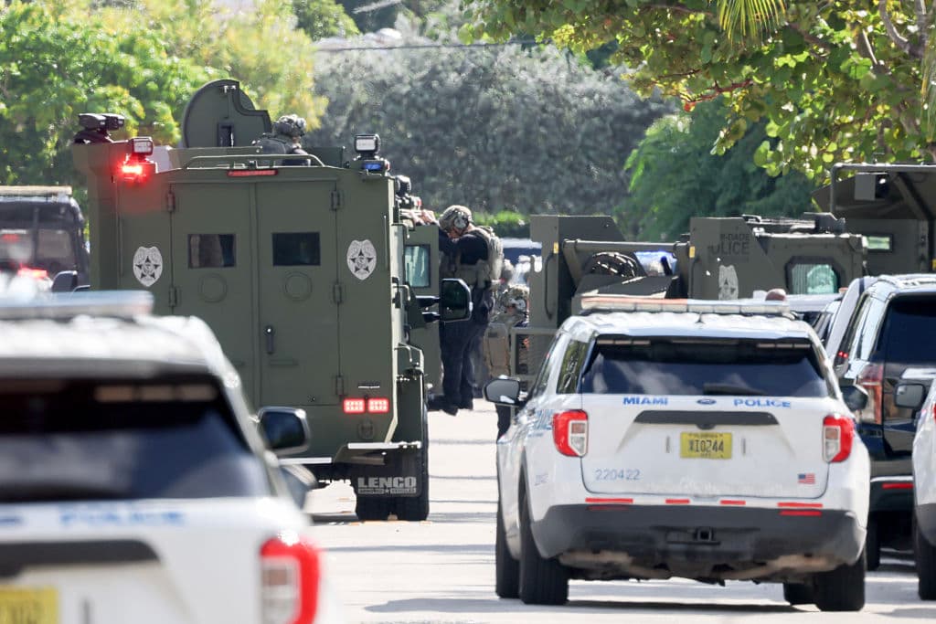 Hubo una gran presencia policial tras el tiroteo en el que 
<a href="https://www.univision.com/local/miami-wltv/dos-policias-de-miami-heridos-tras-tiroteo-noroeste-ciudad?daa" target="_blank">dos agentes de la policía resultaron heridos</a>.