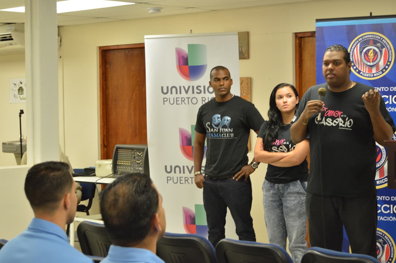 Luego se llevó a cabo un conversatorio con el productor y fundador del movimiento Por Amor en El Caserio, Antonio Morales, junto a los actores y protagonistas de la película y obra del mismo nombre, Xavier Morales y Anoushka Medina.