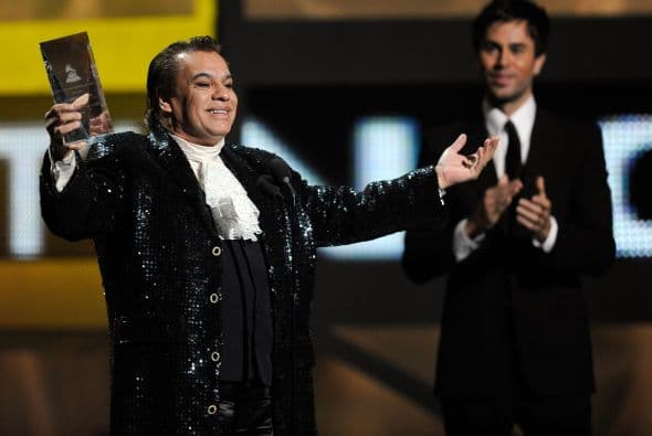 Las conmovedoras palabras de 'El Divo de Juárez' despertaron la ovación del público en el lugar.