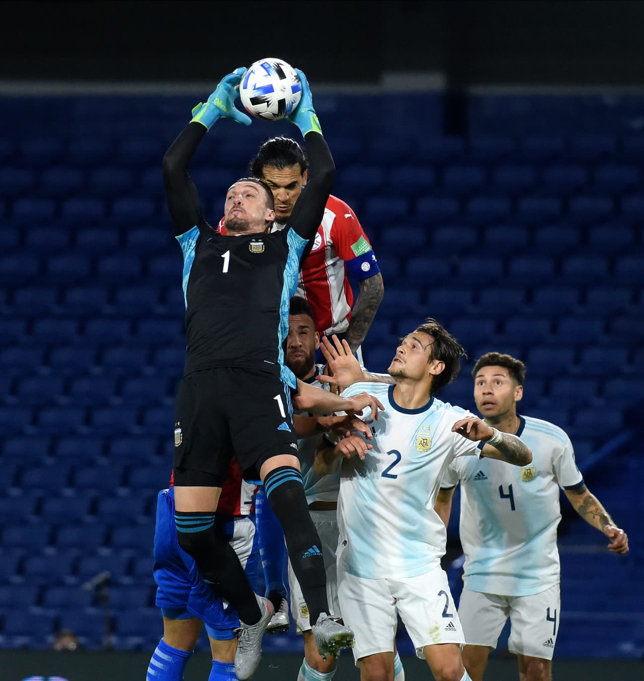 Con gol de Ángel Romero desde los 11 pasos, Paraguay consigue empatar frente a Argentina y salvan un importante punto.