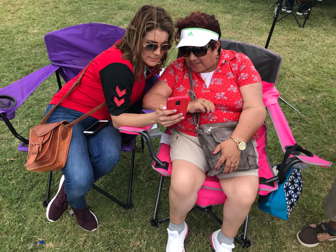 La reportera Brenda Jiménez ayudó a las familias a bajar la apliación de noticias locales en San Antonio, Univision 41.