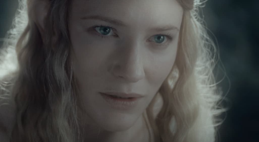 <b>Cate Blanchett</b>
<br>La bella y poderosa Galadriel fue interpretada por Cate Blanchett, actriz que desde el fin de su participación en la trilogía de Peter Jackson ha estado muy ocupada en papeles muy importantes, como Hela en 'Thor: Ragnarok' (2017)
<br>