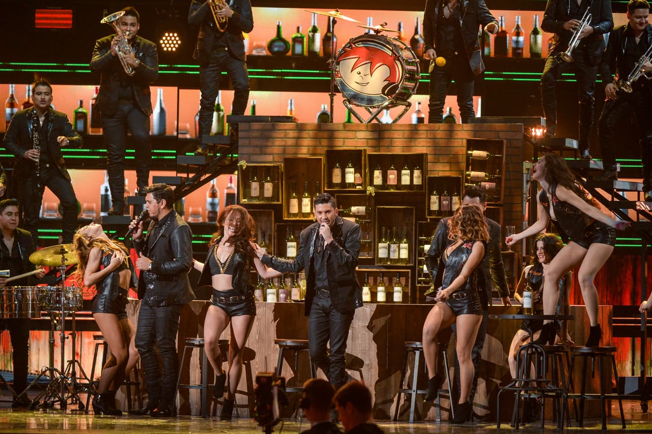 Se hicieron acompañar de varias chicas sexys.