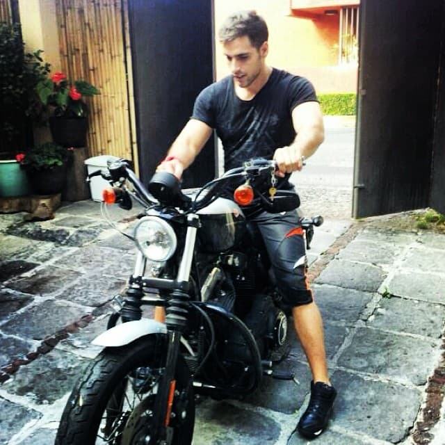 Además sabemos que es un adicionado del motociclismo.