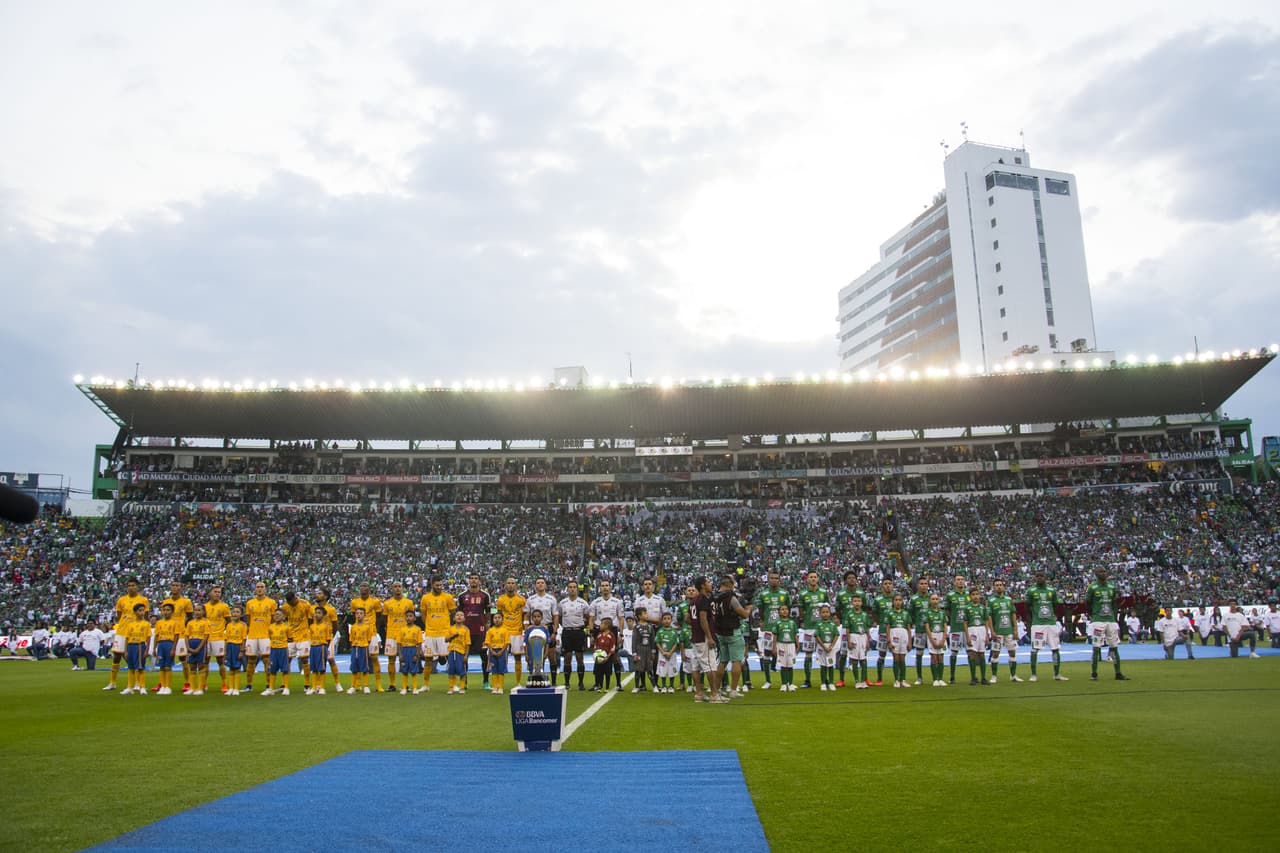 Con los equipos en el campo no quedaba más que iniciar el duelo para conocer al nuevo campeón del
<a href="https://www.univision.com/deportes/futbol/liga-mx/*">fútbol mexicano.</a>
