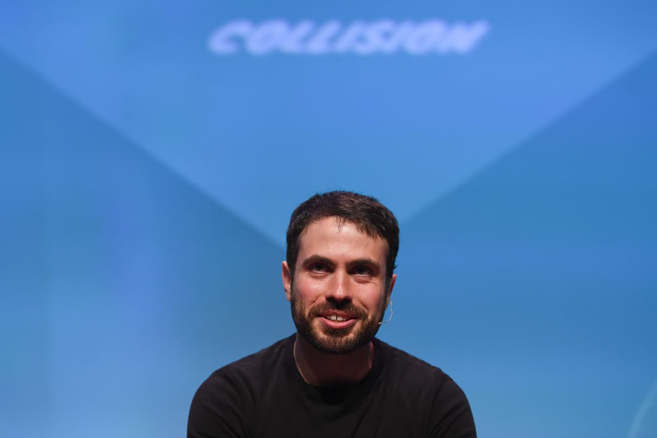 <b>Justin Rosenstein.</b> Programador y empresario. Exgerente de producto de Google y creador de Asana, una compañía de software que inició junto a Dustin Moskovitz, cofundador de Facebook. Los firmantes del comunicado afirman que están a favor de este impuesto por al menos seis razones clave: es una herramienta poderosa para resolver la crisis climática, hará que EEUU gane económicamente, hará a los estadounidenses más saludables, es justo, fortalecerá la libertad y la democracia, y es patriótico.