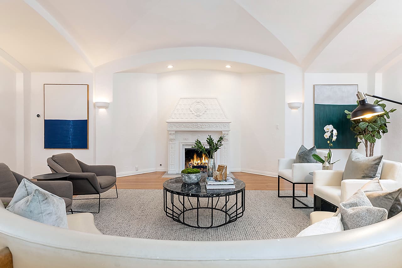 A lo largo de la construcción existen tres chimeneas.
<br>